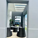 Royal Modern فيلة